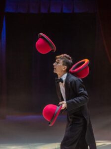 Dudas jonglerende med tre hatte (1)